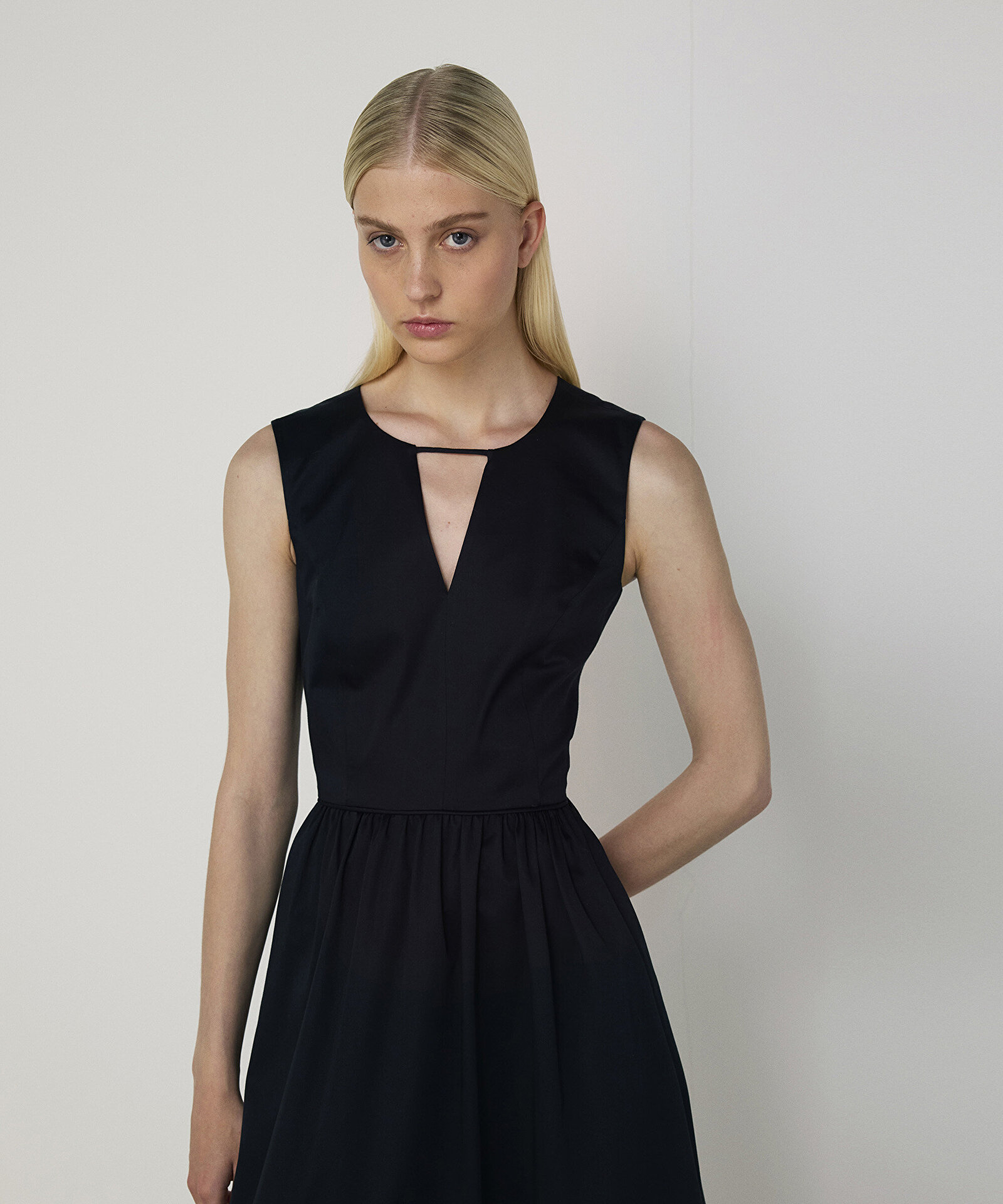 CUT-OUT DETAYLI BÜZGÜLÜ ELBİSE