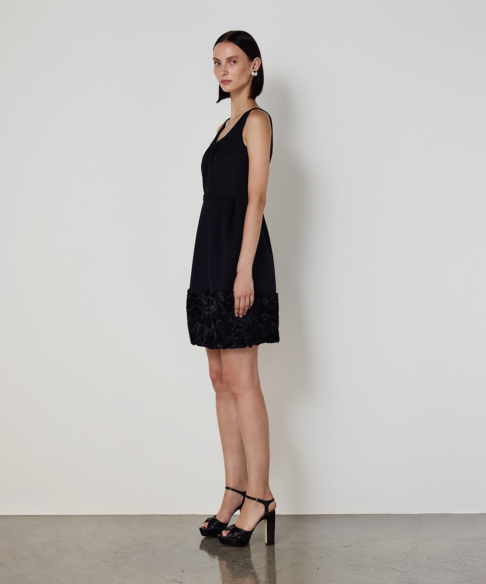 İŞLEMELİ MİNİ ELBİSE — photo 4