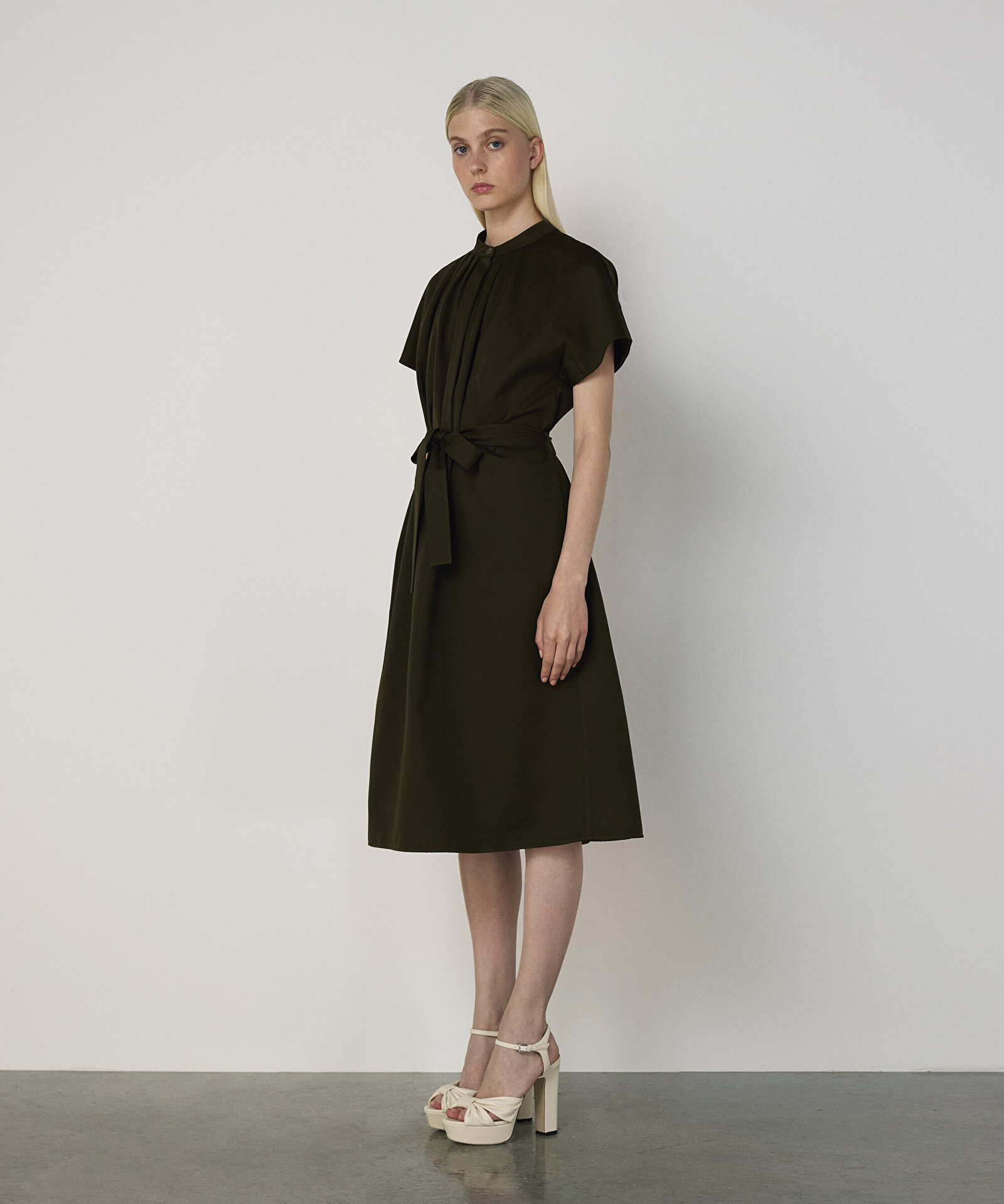 HAKİM YAKA KUŞAKLI ELBİSE — photo 3