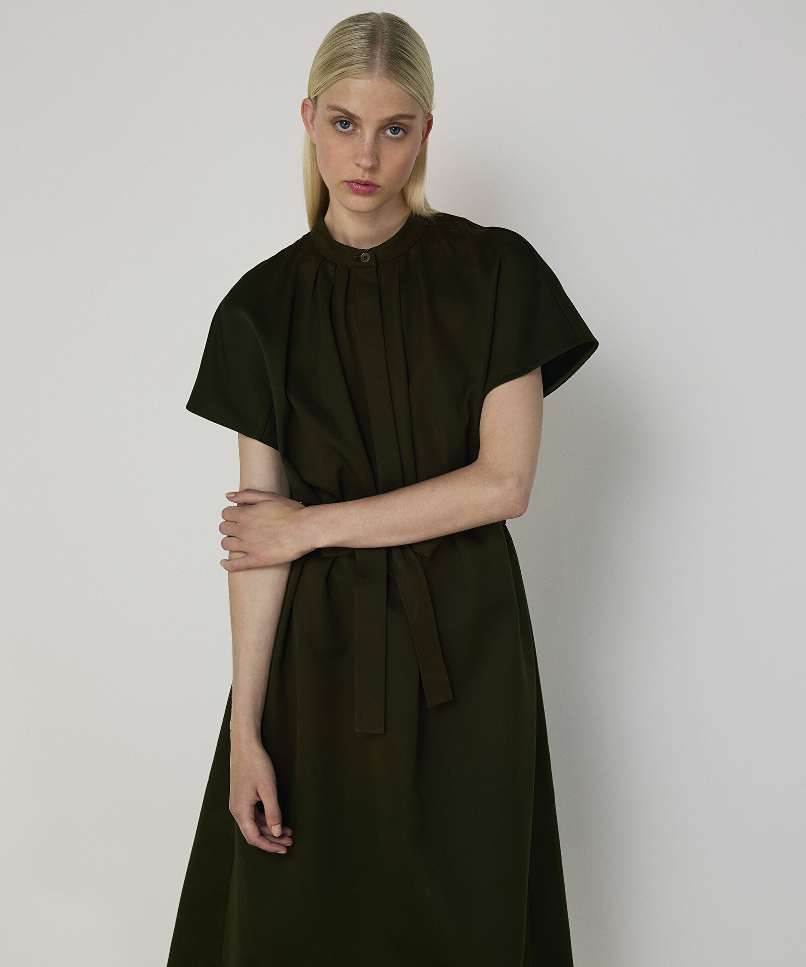 HAKİM YAKA KUŞAKLI ELBİSE