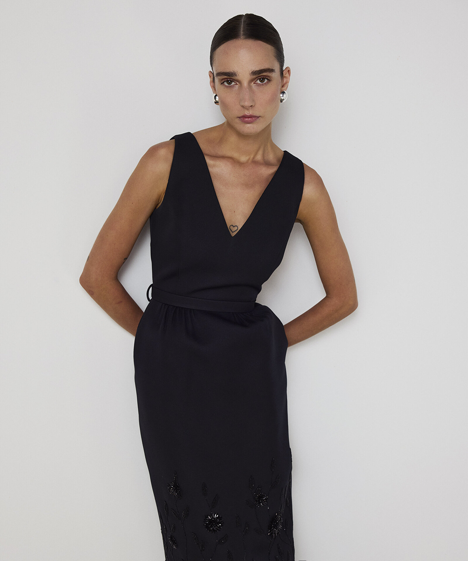 İŞLEMELİ VE KUŞAKLI ELBİSE