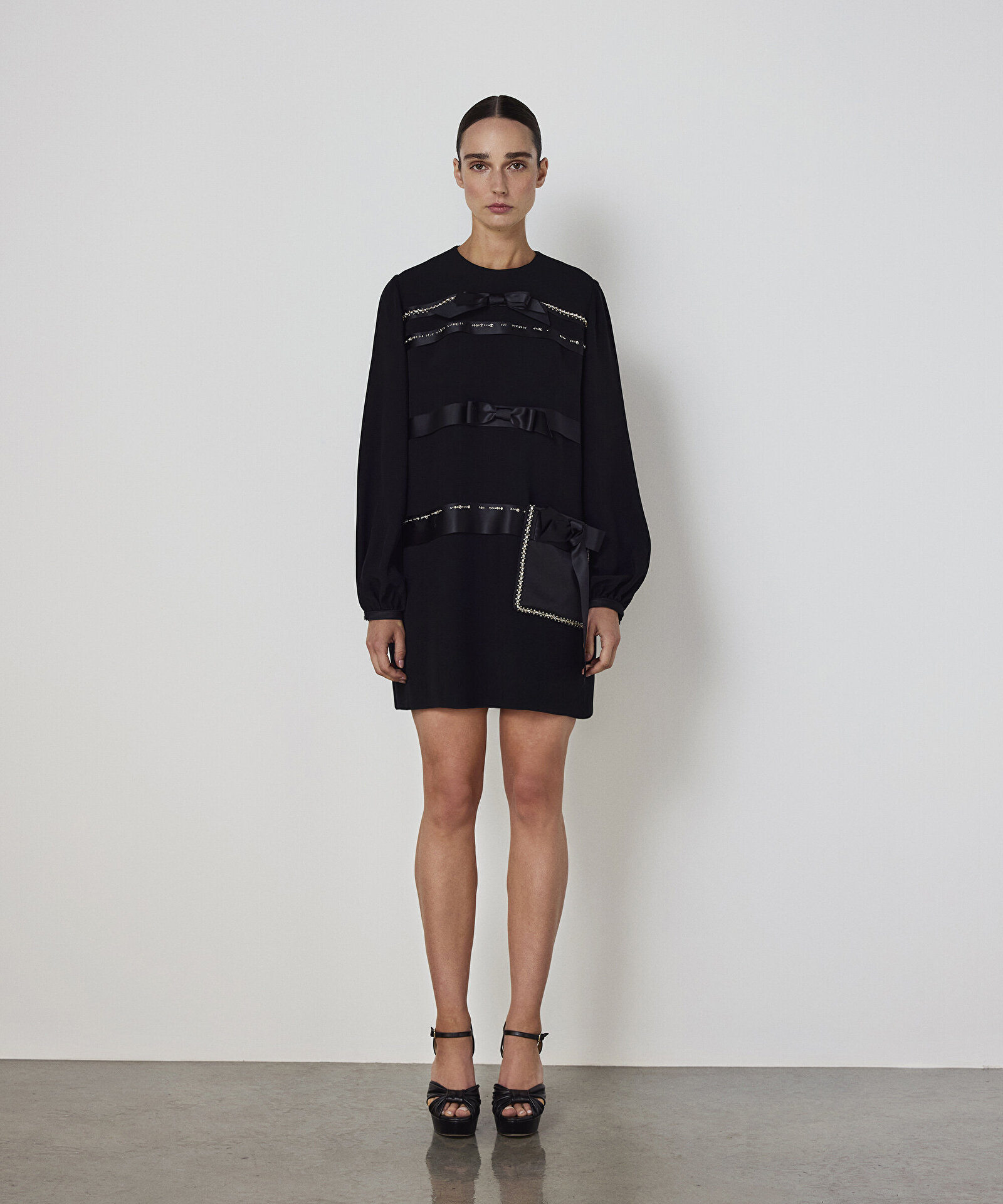 FİYONK APLİKELİ VE TAŞ ŞERİTLİ ELBİSE