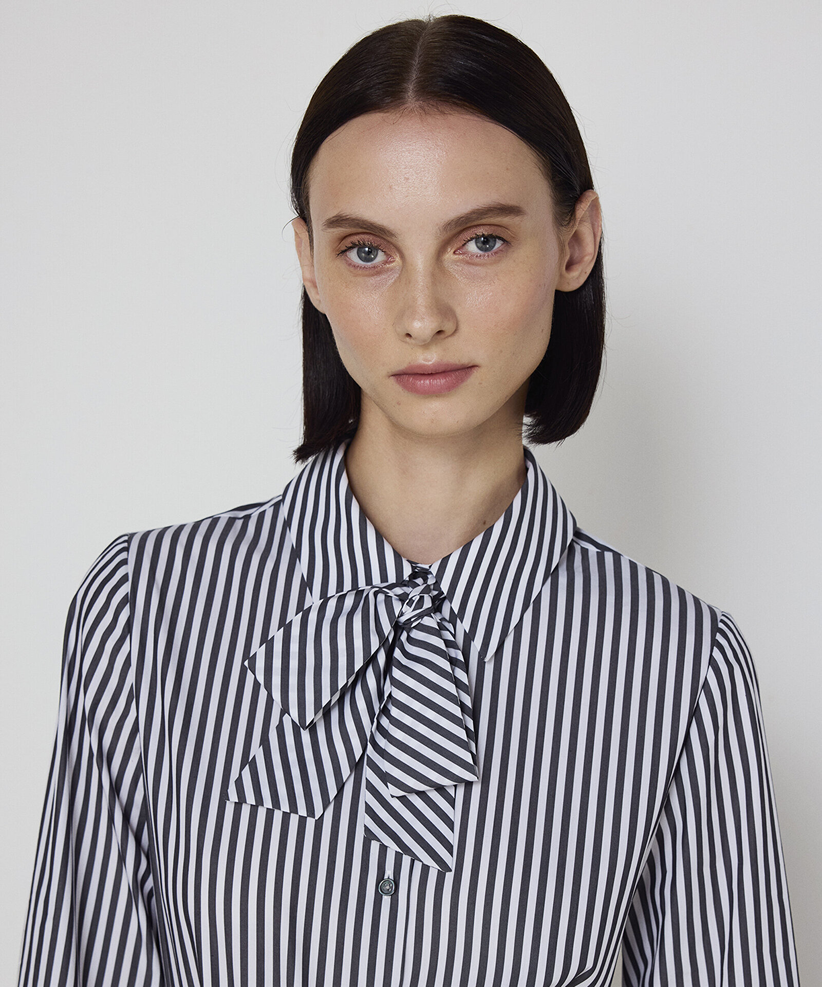 ÇİZGİ DESEN FULARLI GÖMLEK