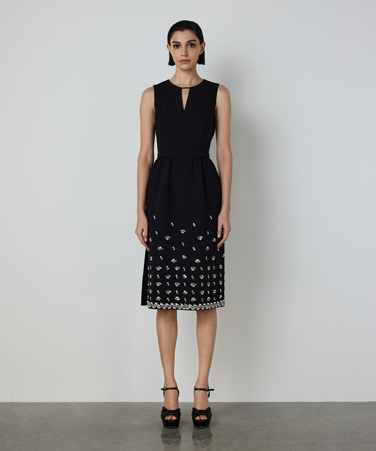 İŞLEMELİ KREP ELBİSE