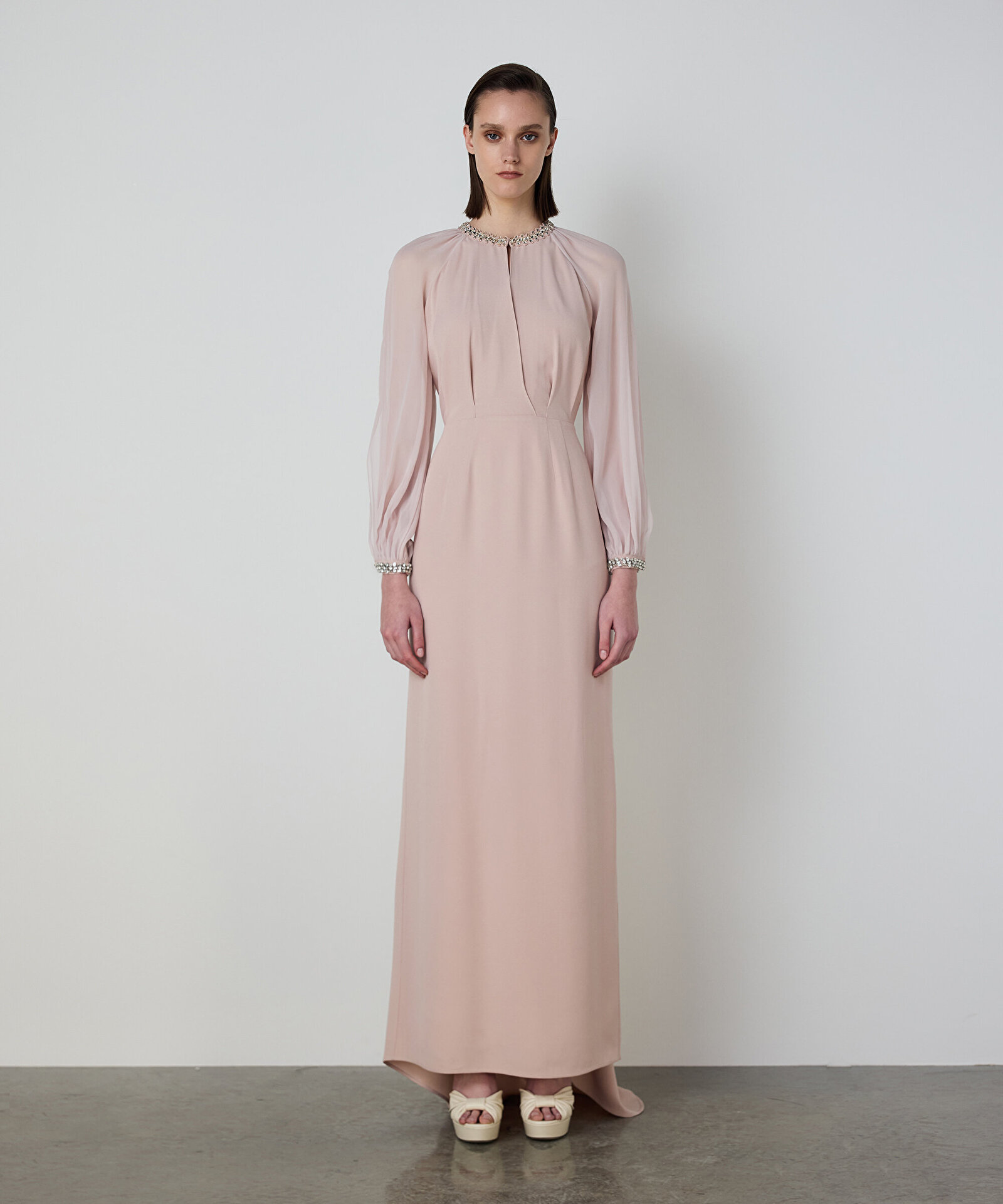 İŞLEMELİ MAKSİ ELBİSE